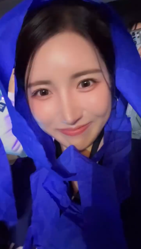 南珉貞欣賞SJ演唱會丟藍色彩帶。(圖/翻攝南珉貞IG)